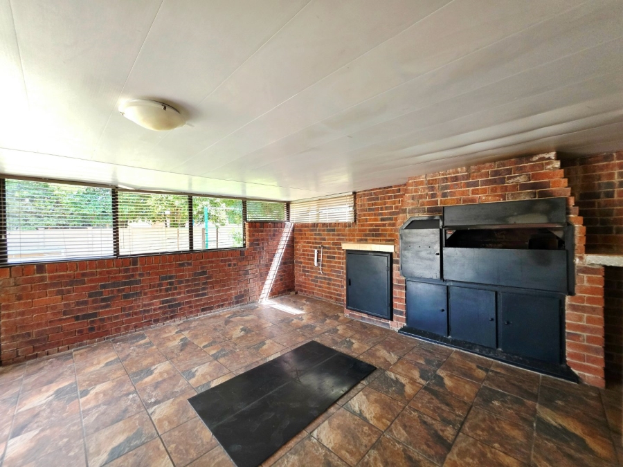 5 Bedroom Property for Sale in Pellissier Free State